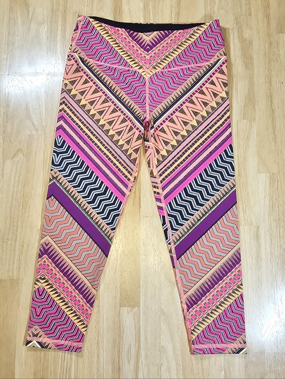 VSX Knockout Neon Patterned Capri Leggings